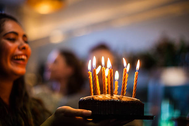 amigos, tendo muita diversão em festa de aniversário - soprar imagens e fotografias de stock