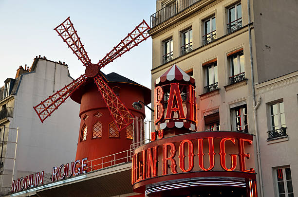 moulin rouge (rosso mulino), la famosa cabaret a parigi - gogo bar foto e immagini stock