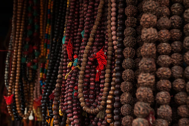 perles de prière rudraksha mala - vavau islands photos et images de collection