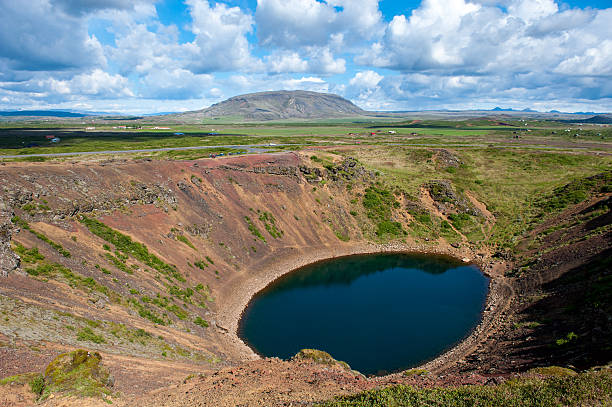 cratera vulcânica kerid, lago azul dentro, islândia - kerith - fotografias e filmes do acervo