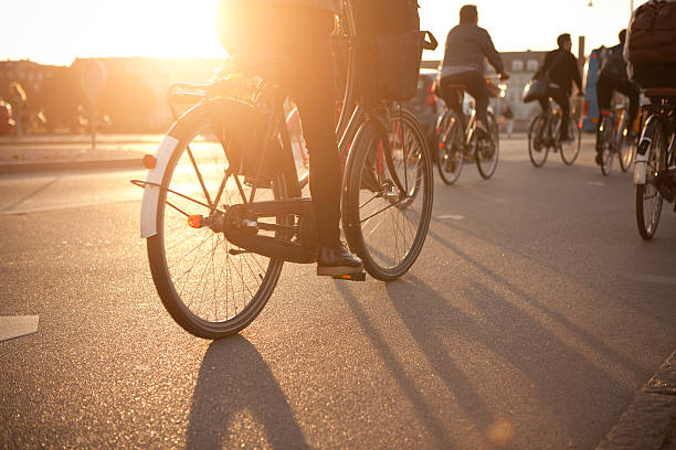 ciclismo su strada di città. - denmark traffic copenhagen danish culture foto e immagini stock