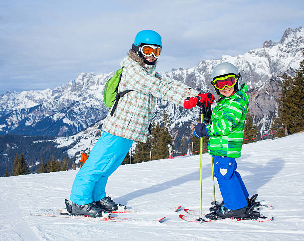 as crianças tem um divertido de esqui - austria european alps winter outdoors - fotografias e filmes do acervo