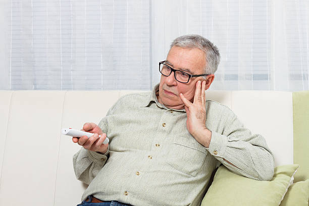 estoy tan aburrido. - television boredom men sofa fotografías e imágenes de stock