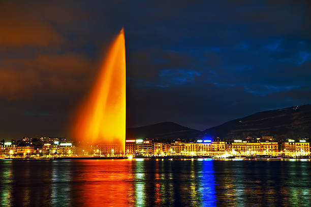 genebra fonte de água (jet d'eau - geneva switzerland night city - fotografias e filmes do acervo