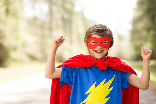 屋外で遊ぶ少年スーパーヒーローます。galettoria 、ドレスアップします。 - superhero child creativity little boys ストックフォトと画像