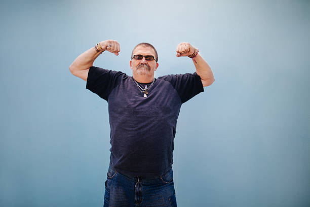 grande conjunto de idade homem mostrando os músculos - portrait human face men overweight imagens e fotografias de stock