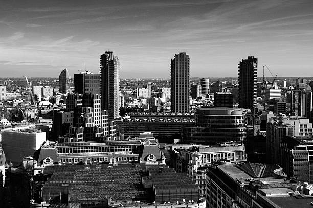 le barbican et londres panorama en noir et blanc - london england aerial view skyscraper mid air photos et images de collection