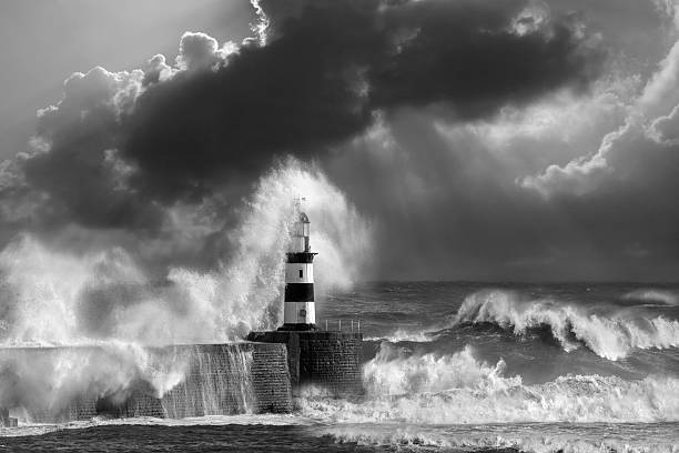 ondas bate sobre seaham farol - storm lighthouse cloudscape sea imagens e fotografias de stock