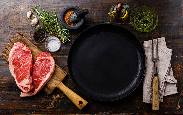 rohes fleisch steak mit zutaten in pfanne - chimichurri horizontal beef steak stock-fotos und bilder