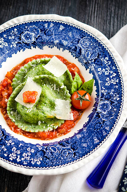 클래식 홈메이트 이탈리어어 라비올리, 토르텔리니 - tomato sauce tomato spinach soup 뉴스 사진 이미지