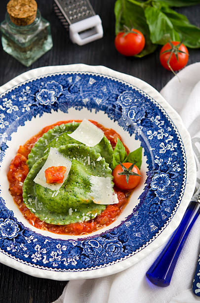 클래식 홈메이트 이탈리어어 라비올리, 토르텔리니 - tomato sauce tomato spinach soup 뉴스 사진 이미지