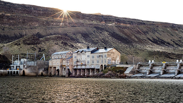 istock Dam on Sanke river in Idaho with sun star 518778102