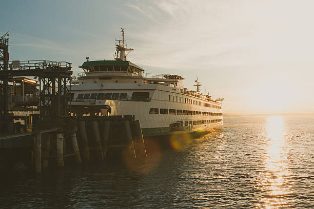 elliott bay ferry - passenger ship flash photos et images de collection