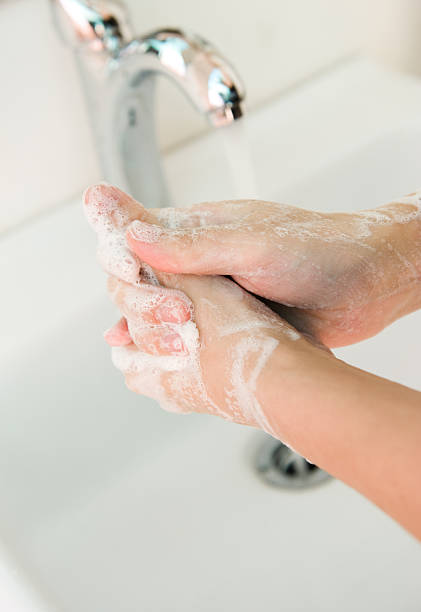 lavando as mãos - one person sink washing hands bathroom - fotografias e filmes do acervo