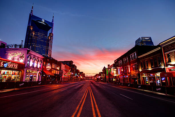 broadway in der innenstadt von nashville, tennessee - entertainment center fotos stock-fotos und bilder