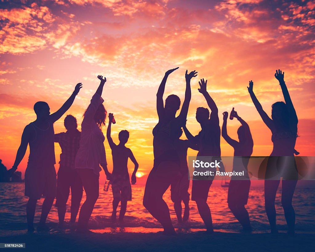 Jovem Adulto verão praia festa dançando conceito - Foto de stock de Festa na praia royalty-free