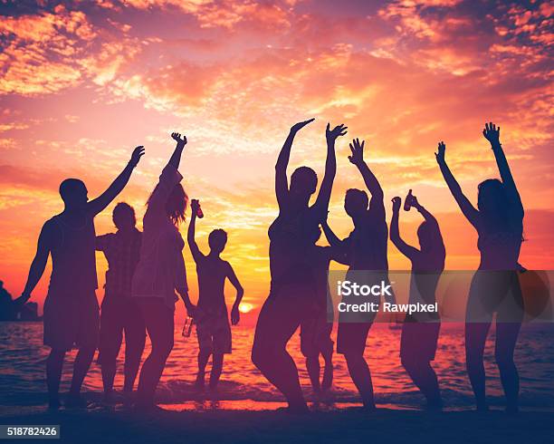 Foto de Jovem Adulto Verão Praia Festa Dançando Conceito e mais fotos de stock de Festa na praia - Festa na praia, Praia, Dançar