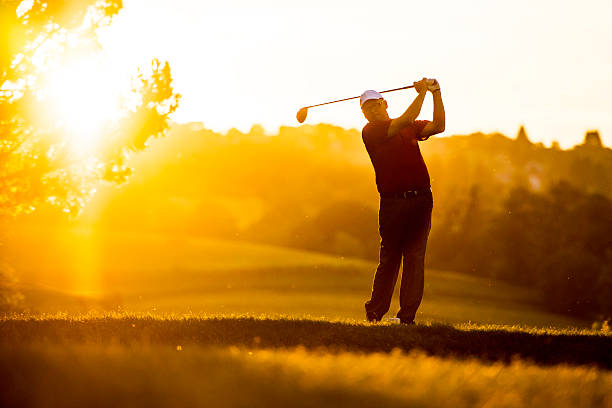 golfe no pôr do sol - tee box imagens e fotografias de stock