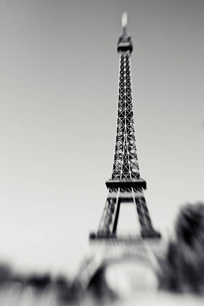 ぼやけたショットのエッフェル塔パリ,フランス - eiffel tower black and white paris france construction ストックフォトと画像