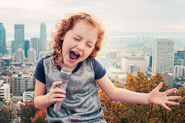 criança, big sonhos. cantando na frente da cidade. - little girls autumn child red hair - fotografias e filmes do acervo