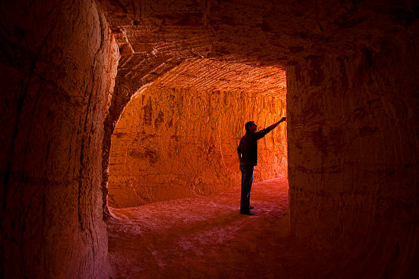 homem em mina túnel, coober pedy, austrália do sul, austrália - sul da austrália - fotografias e filmes do acervo