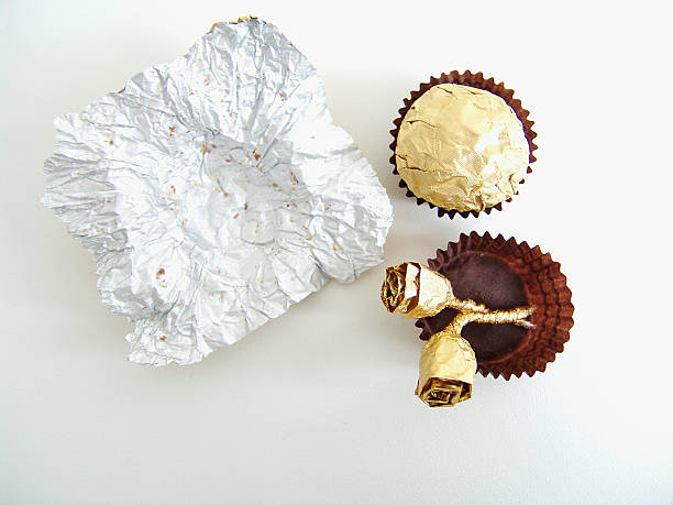 chocolates. - paper craft brown wrinkled fotografías e imágenes de stock