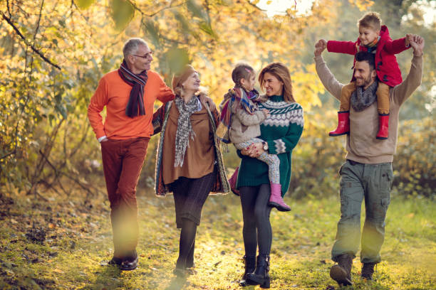 glücklich multi-generationen-familie verbringen sie einen tag im park herbst - family grandmother multi generation family nature stock-fotos und bilder