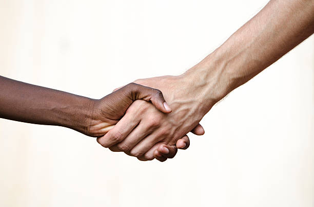 droits civiques des noirs symboles: poignée de main de multi-ethnique de l'afrique - assistance holding hands friendship human hand photos et images de collection