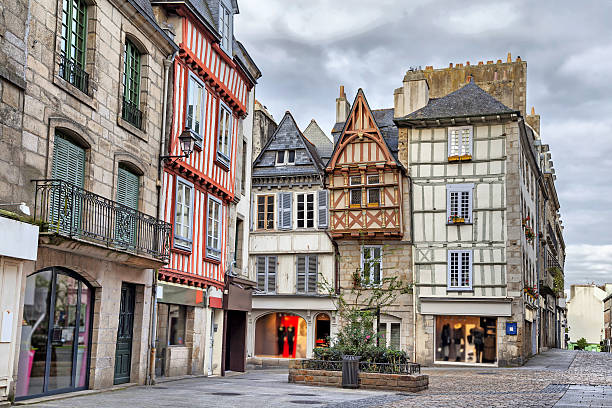 velho casas tradicionais na parte do histórico de quimper - french currency fotos imagens e fotografias de stock