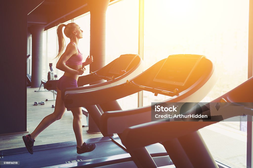 Aptitud Chica corriendo en cinta correr - Foto de stock de Ejercicio físico libre de derechos