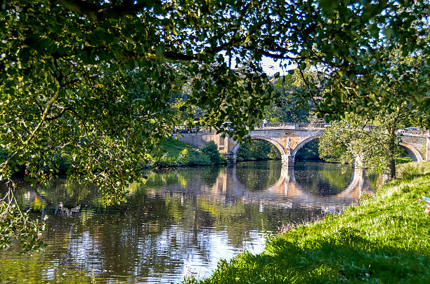 casa imponente no chatsworth estate, peak district, derbyshire, reino unido - derbyshire - fotografias e filmes do acervo