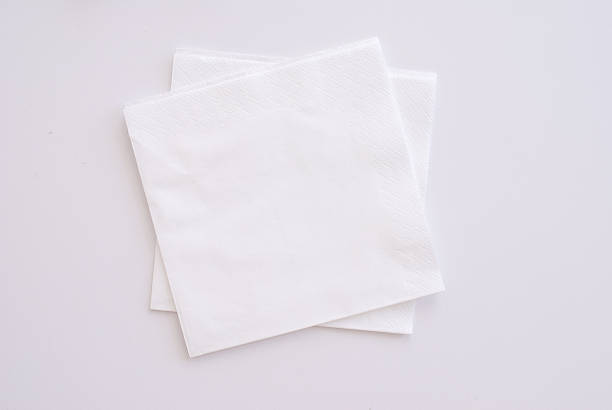 servilletas dos blanco sobre fondo blanco; foto de estudio - servilleta fotografías e imágenes de stock
