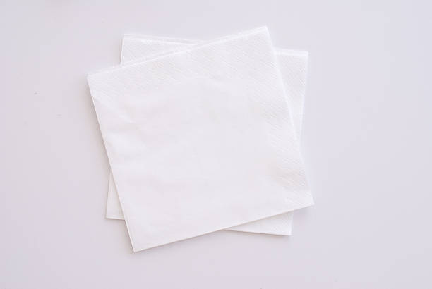 dois white guardanapos sobre fundo branco-fotografia de estúdio - napkin imagens e fotografias de stock