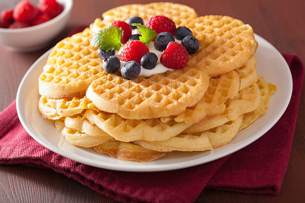 waffles com chantilly e bagas de pequeno-almoço - creme fraiche imagens e fotografias de stock