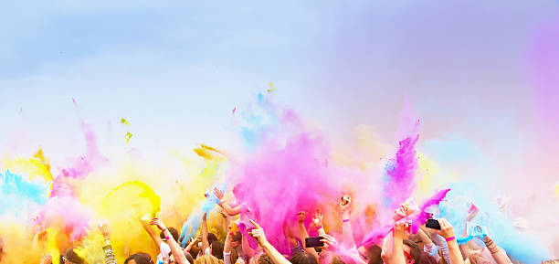 celebrants bailar durante el color holi festival - music festival fotografías e imágenes de stock