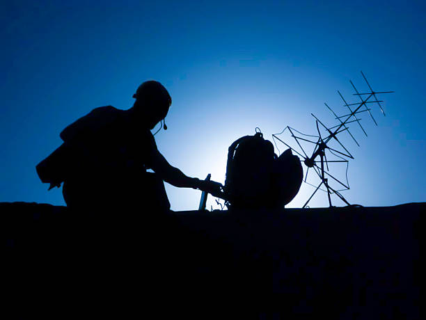 special forces soldat mit satellitenradio ausstattung - war symbols of peace conflict army stock-fotos und bilder