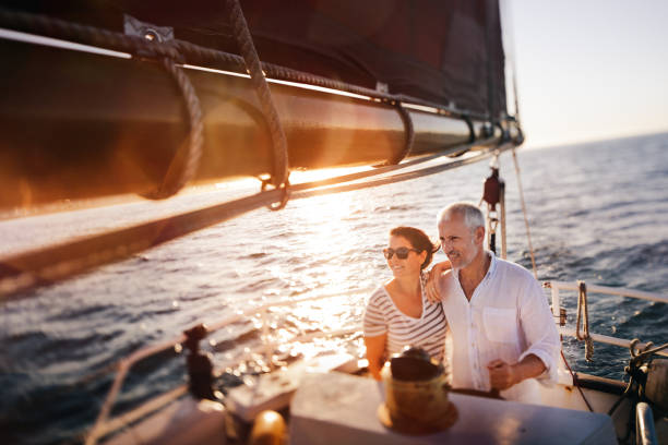 romantico vintage scatto di senior coppia godendo il tempo libero crociera - barca a vela foto e immagini stock