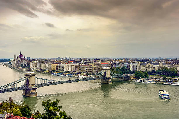 donau river - budapest houses of parliament london city cityscape stock-fotos und bilder