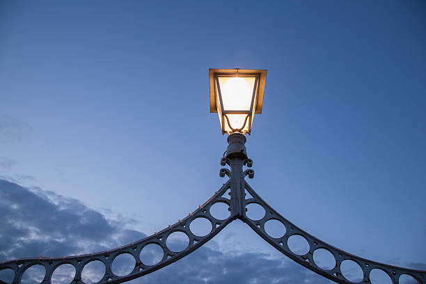 luminária acesa a ponte the ha'penny, dublin - dublin ireland republic of ireland hapenny bridge temple bar - fotografias e filmes do acervo