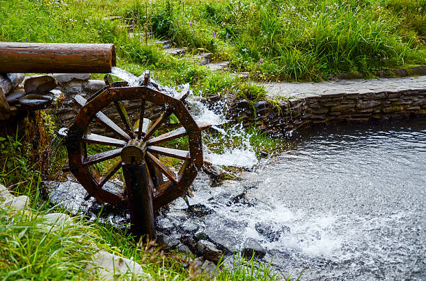 lavoro ruota di mulino ad acqua con cubi waterin il villaggio. - water wheel foto e immagini stock