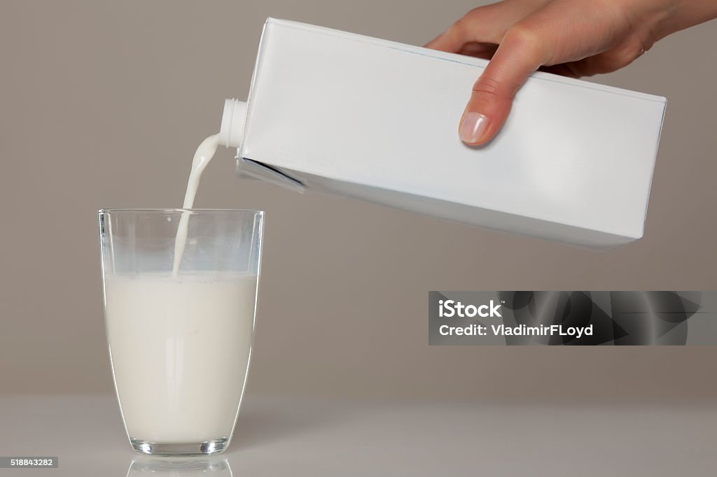 Verser le lait - Photo de Lait libre de droits