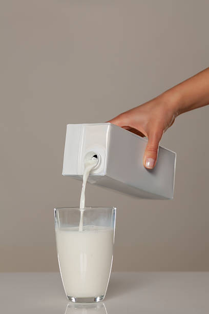 наливать молока - milk box packaging carton стоковые фото и изображения