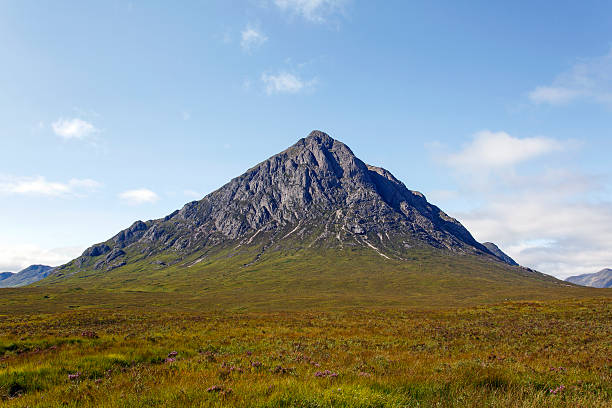 buachaille イーティブモロッコ - highlands region heather grass mountain range ストックフォトと画像