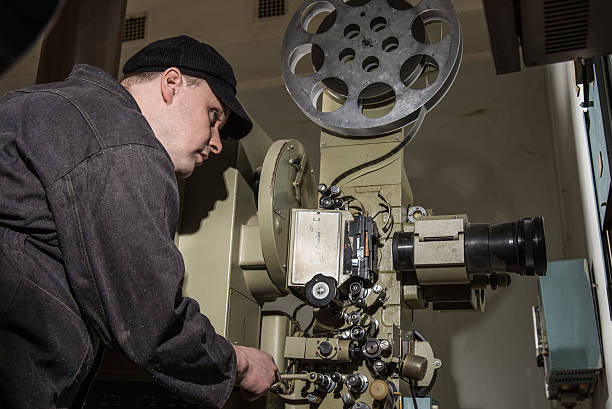 proiezionista al lavoro in camera - projectionist foto e immagini stock