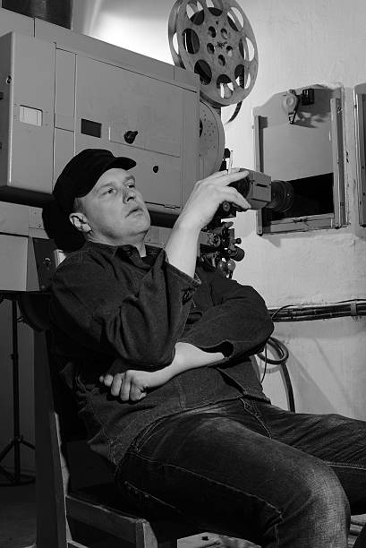 proiezionista al lavoro in camera - projectionist foto e immagini stock