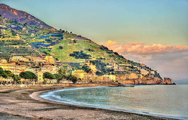 vista de maiori na costa amalfi - sorrentine peninsula imagens e fotografias de stock