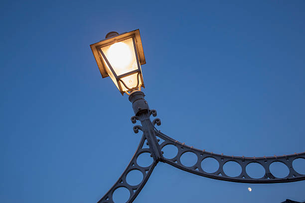 luminária acesa a ponte the ha'penny, dublin - dublin ireland republic of ireland hapenny bridge temple bar - fotografias e filmes do acervo