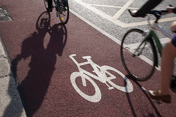 cykl lane z rowerzystą w dublinie - bicycle lane zdjęcia i obrazy z banku zdjęć