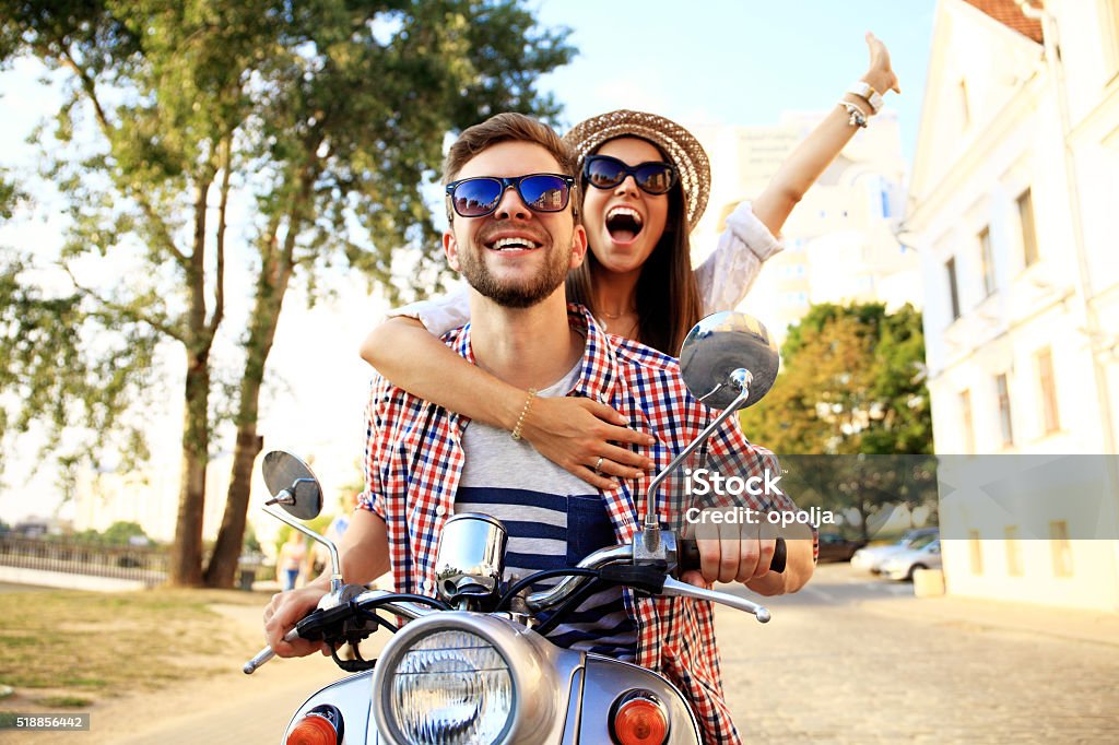 Retrato de joven feliz pareja disfrutando de vespa viaje - Foto de stock de Parejas libre de derechos