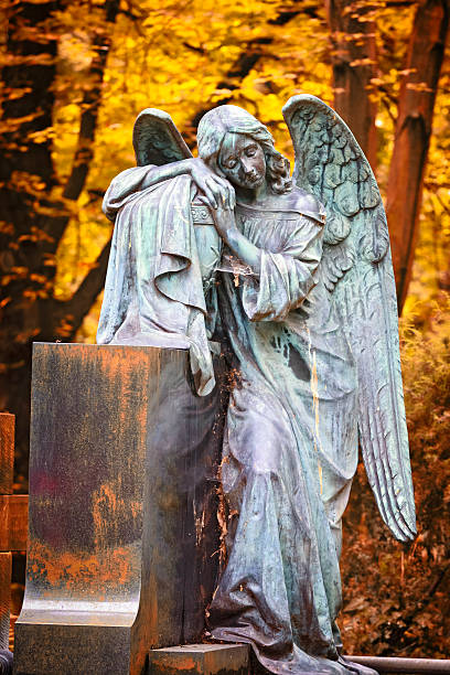 triste anjo de pedra - spooky horror nostalgia autumn - fotografias e filmes do acervo